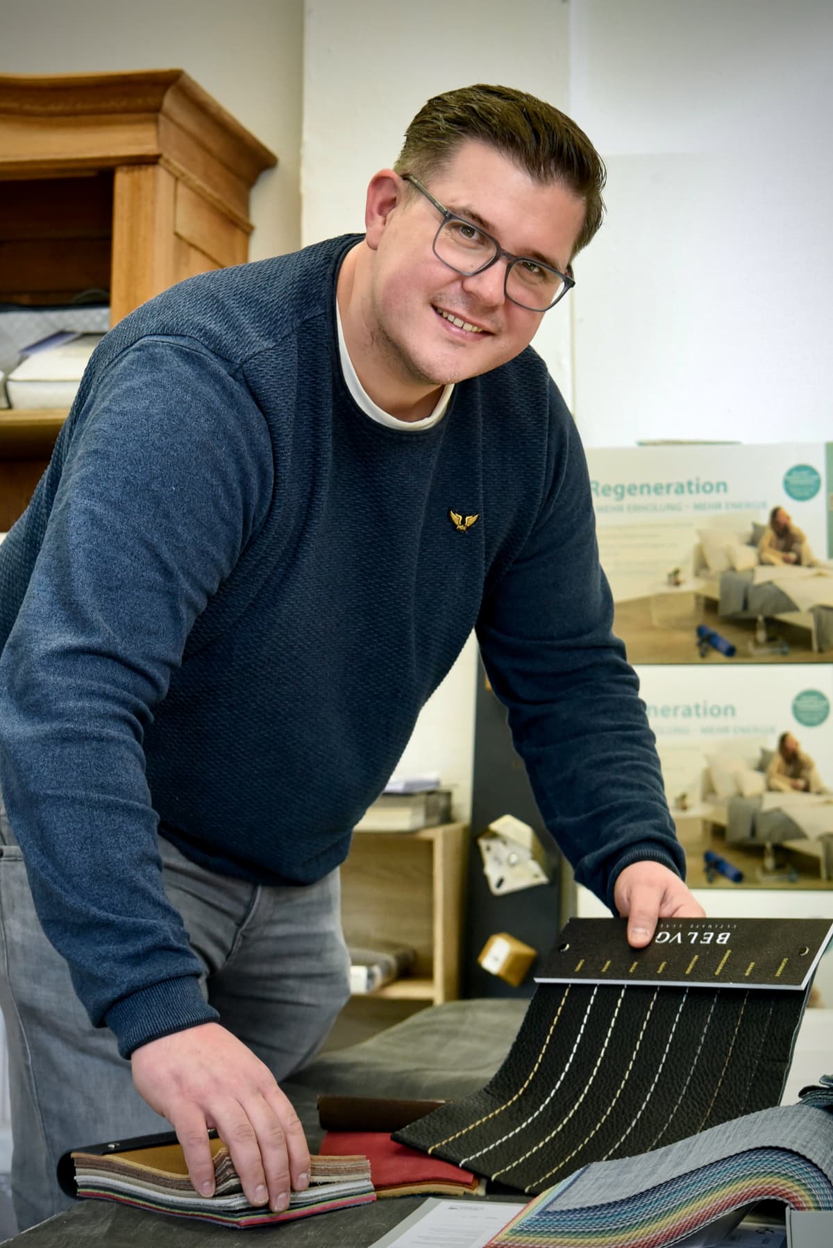 Dirk zeigt Stoffmuster – persönliche Materialberatung